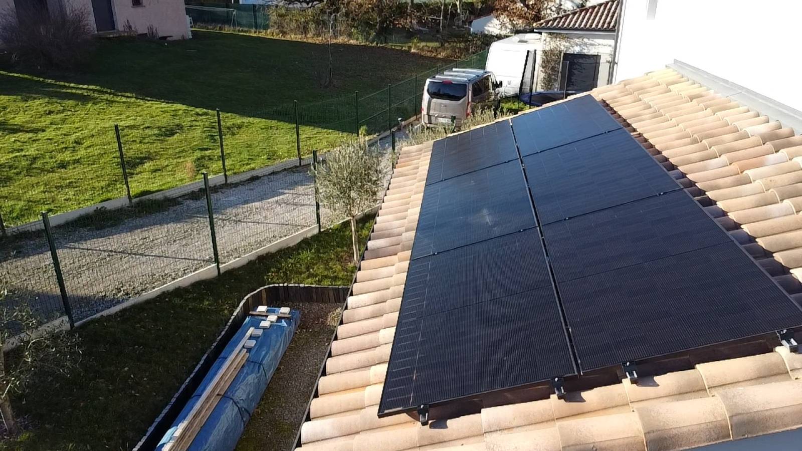 Installation clé en main de panneaux photovoltaïques ENPHASE sur pergola avec système domotique intégré et garantie longue durée Toulouse (31), Haute-Garonne
