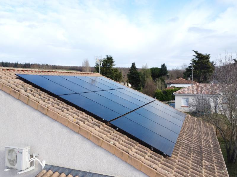 Production solaire sur le toit d'une maison à Mons près de Balma