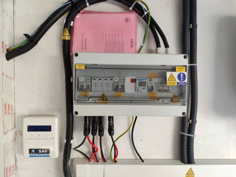 Coffret électrique photovoltaïque regroupant les courants AC et DC pour optimiser la place, à Saint Orens de Gameville