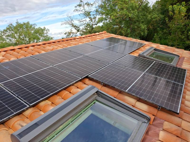 Panneaux photovoltaïques entre velux sur toit Lauzerville proche de Toulouse