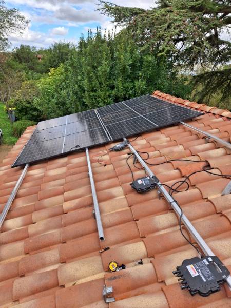 Installation en cours de panneaux photovoltaïques avec micro onduleurs à Lauzerville proche de Toulouse