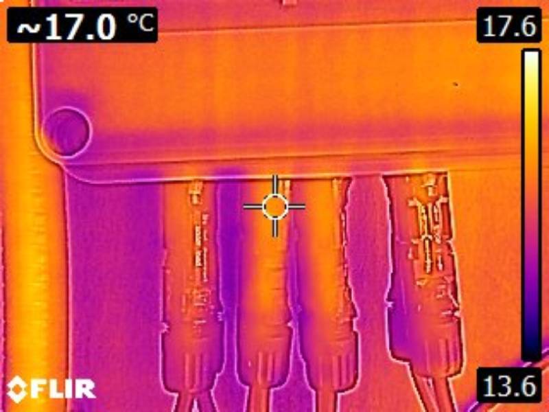 Vérification des branchements électriques de l'installation photovoltaïque à la caméra thermique, à Lanta
