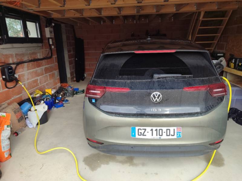 Installation d’une borne de recharge, IRVE, à Balma, subventionnée, pour les voitures électriques dans le garage d’une maison près de Toulouse
